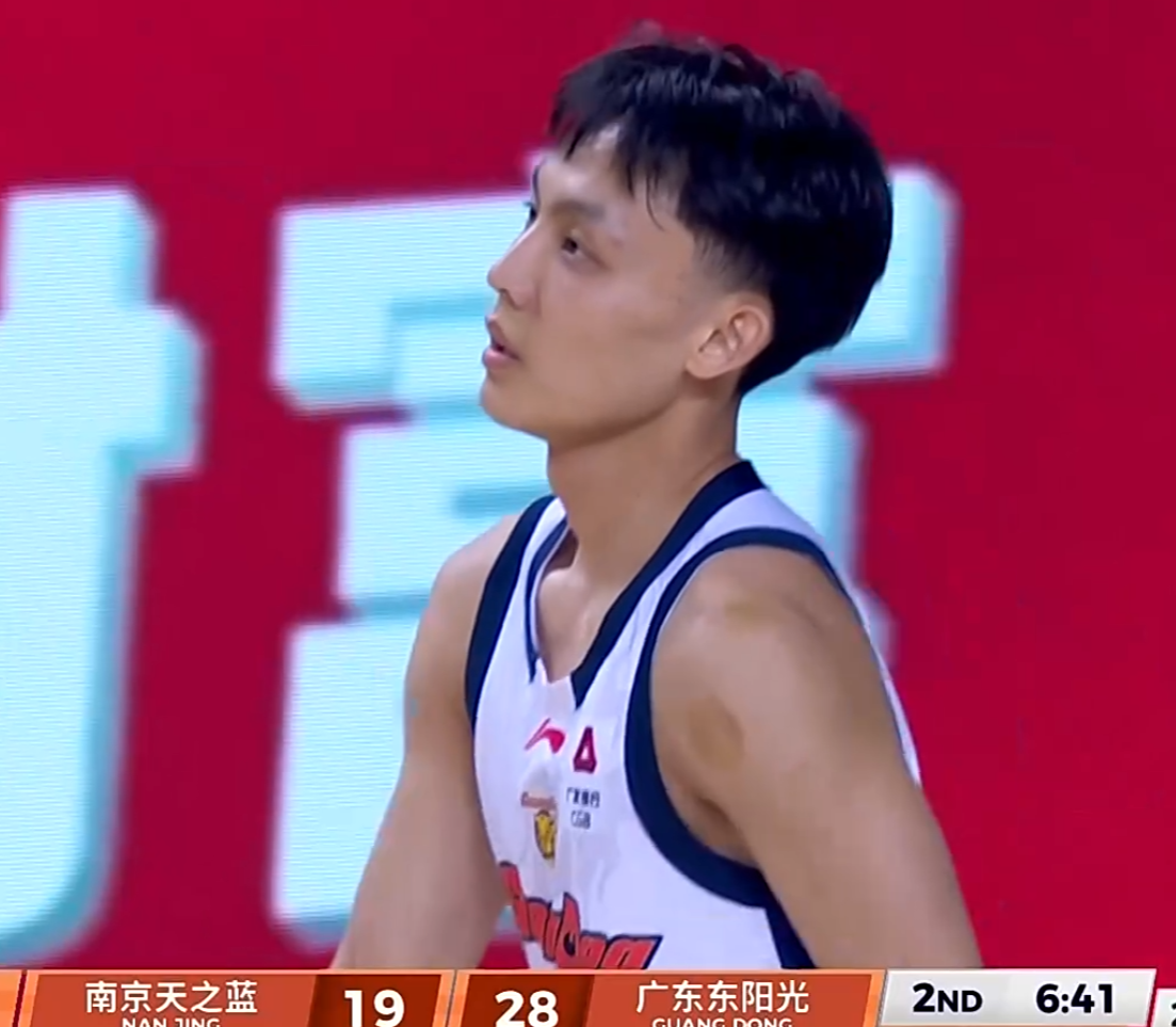 世界杯官方直播平台下载-广东半场38-29同曦！焦泊乔砍10+8，徐杰9分，胡明轩终于复苏